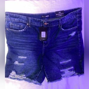 NWT, fashionova distressed Bermudan shorts, size 14